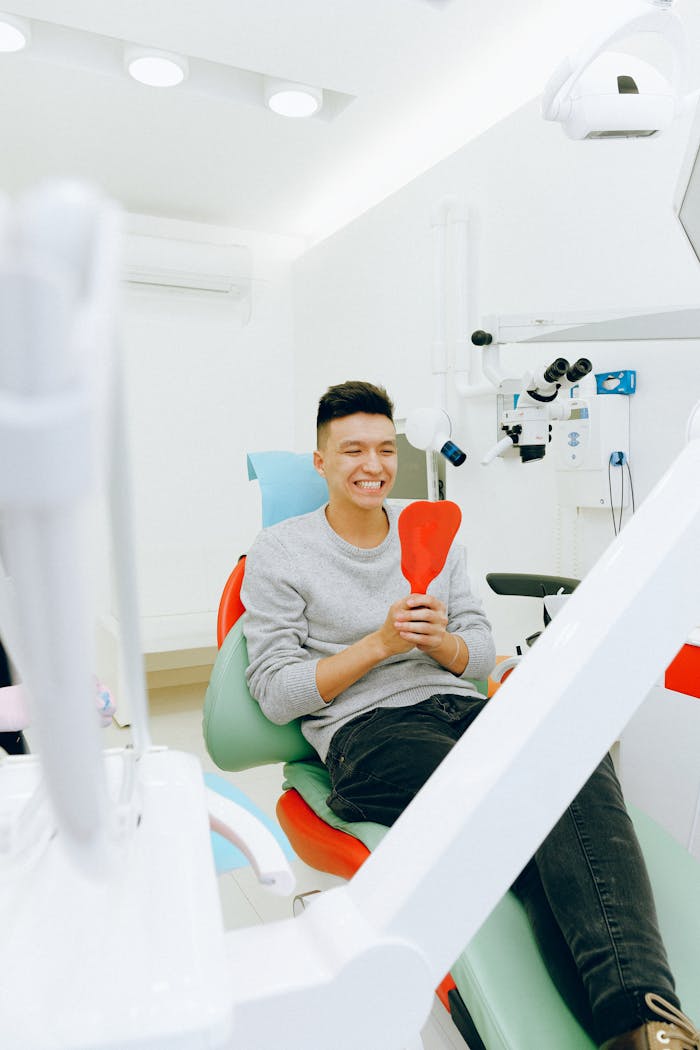 Inicio 1 man sitting on dental chair 3845808